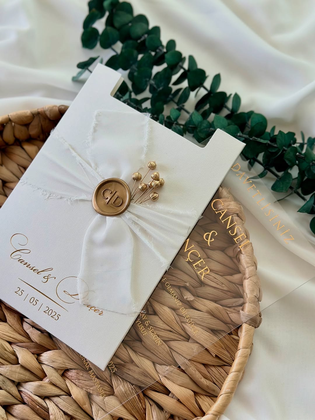 💌 Transparent acrylic invitation with gold printing